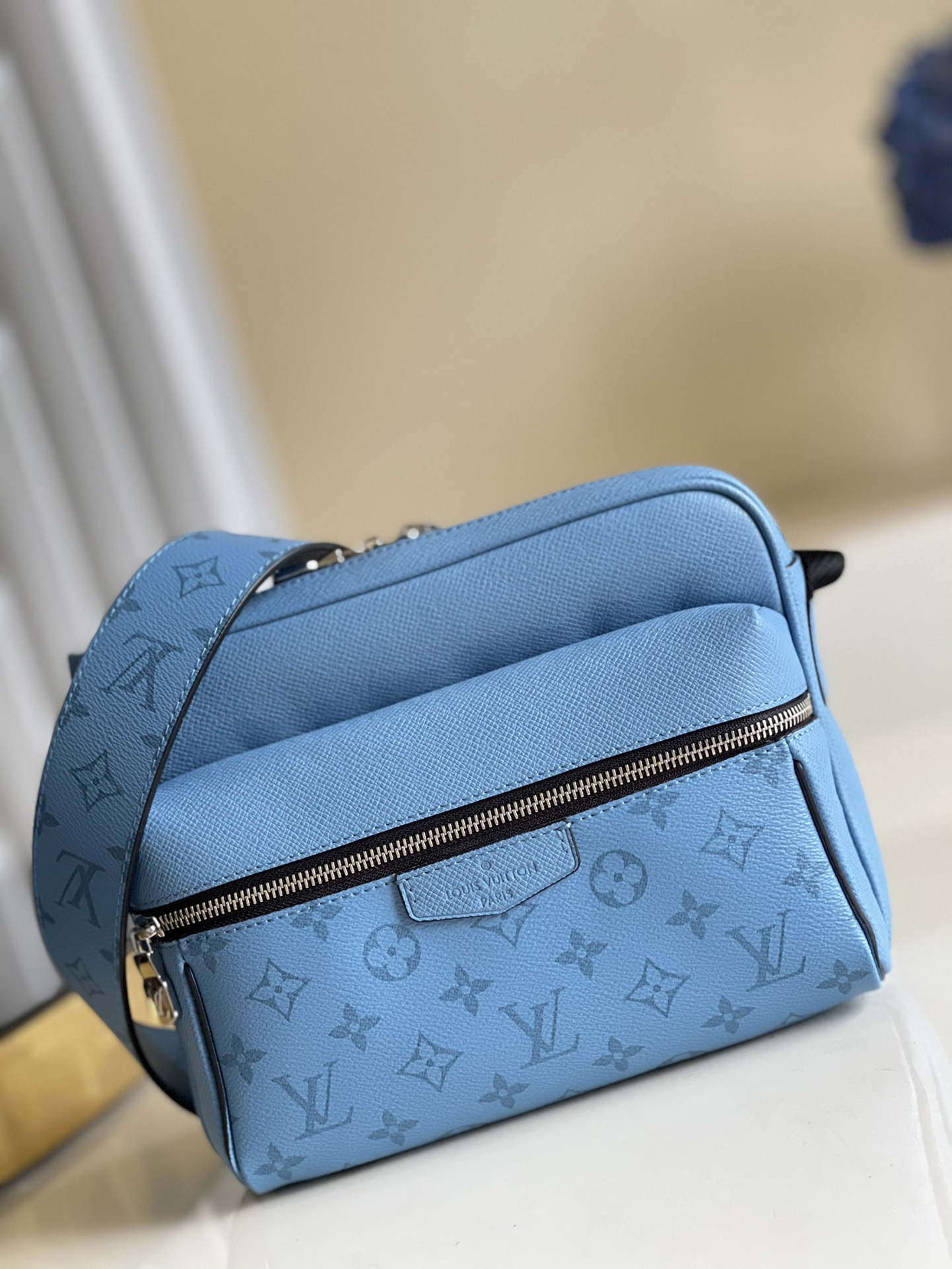 NO:396847,【Exclusive real photo M30233 blue】M30749 OUTDOOR postman bag Louis Vuitton welcomes the fusion of Taga leather and Monogram canvas in spring and summer 2019, applying harmonious colors to the bold design of the Outdoor messenger bag. The silver zipper on the front is painted with exquisite details, and adjustable shoulder straps to create an easy carrying experience. 29.5x20.0x10.5cm m.670, LV [original leather], louis vuitton, louis vuitton19860909【独家实拍M30233蓝】M30749 OUTDOOR 邮差包路易威登以 Taga 皮革与 Monogram 帆布的交融迎接 2019 年春夏,为 Outdoor 信使包的大胆设计涂抹和谐色彩.正面的银色拉链与金属件绘上精致细节,可调节肩带打造轻松背携体验.29.5x20.0x10.5cm m.670,LV【原厂皮】,louis vuitton,louis vuitton,Bag