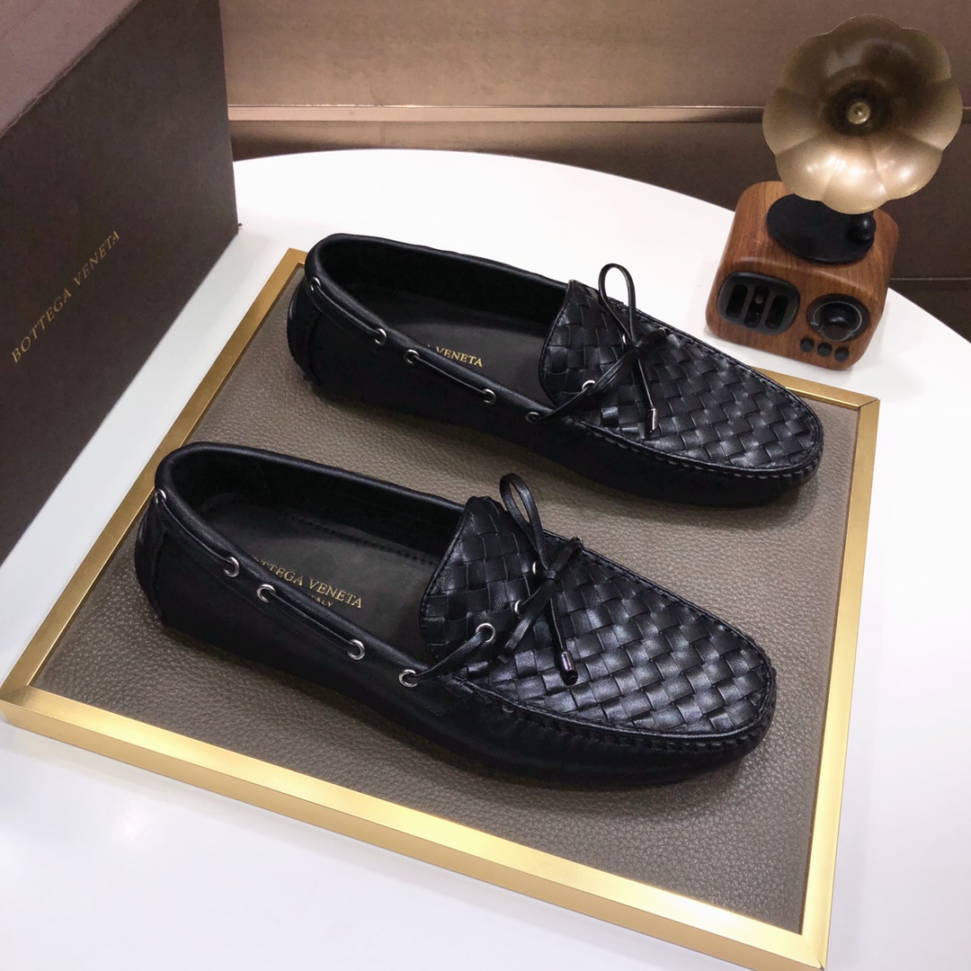 J0 Bottega Veneta 全牛内里 官网 鞋面以上乘的顶级小牛皮制作 细腻的手感 流淌奢华的质感 为精致男士量身制作 铸就高贵气场 细致规整的马克手工缝线 流畅的线条 全牛内里 洗汗舒适 38-4545定制不 退换