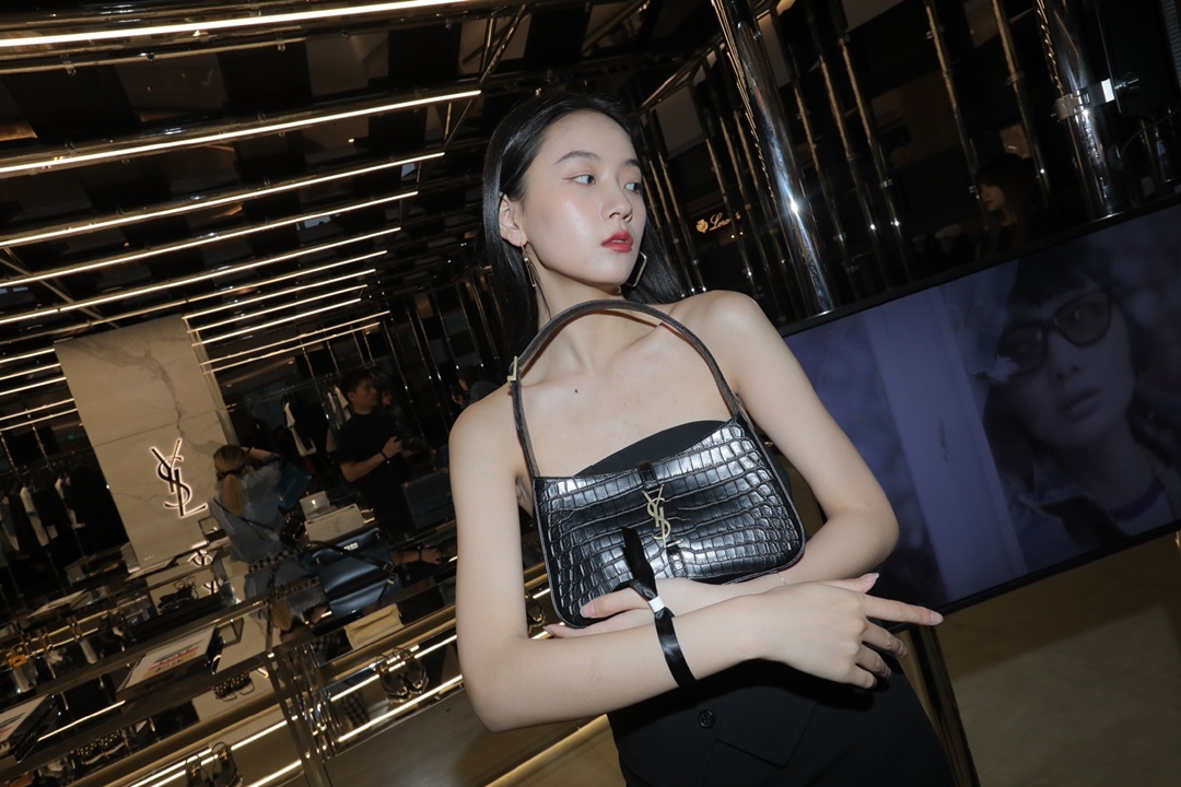 Saint laurent Ysl LE 5 À 7 鳄鱼纹腋下包 657228黑色