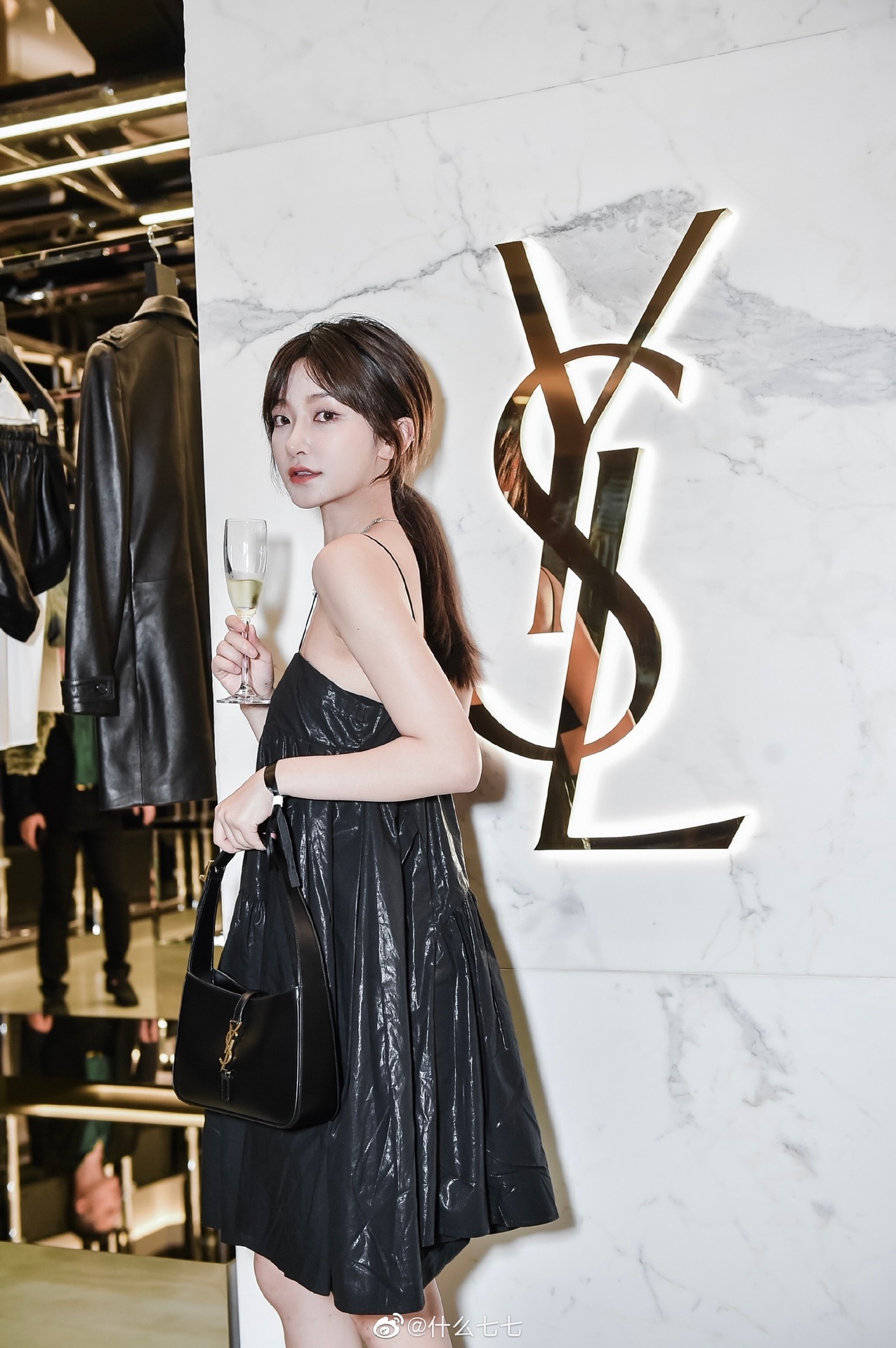 Saint laurent Ysl LE 5 À 7 平纹腋下包 657228黑色