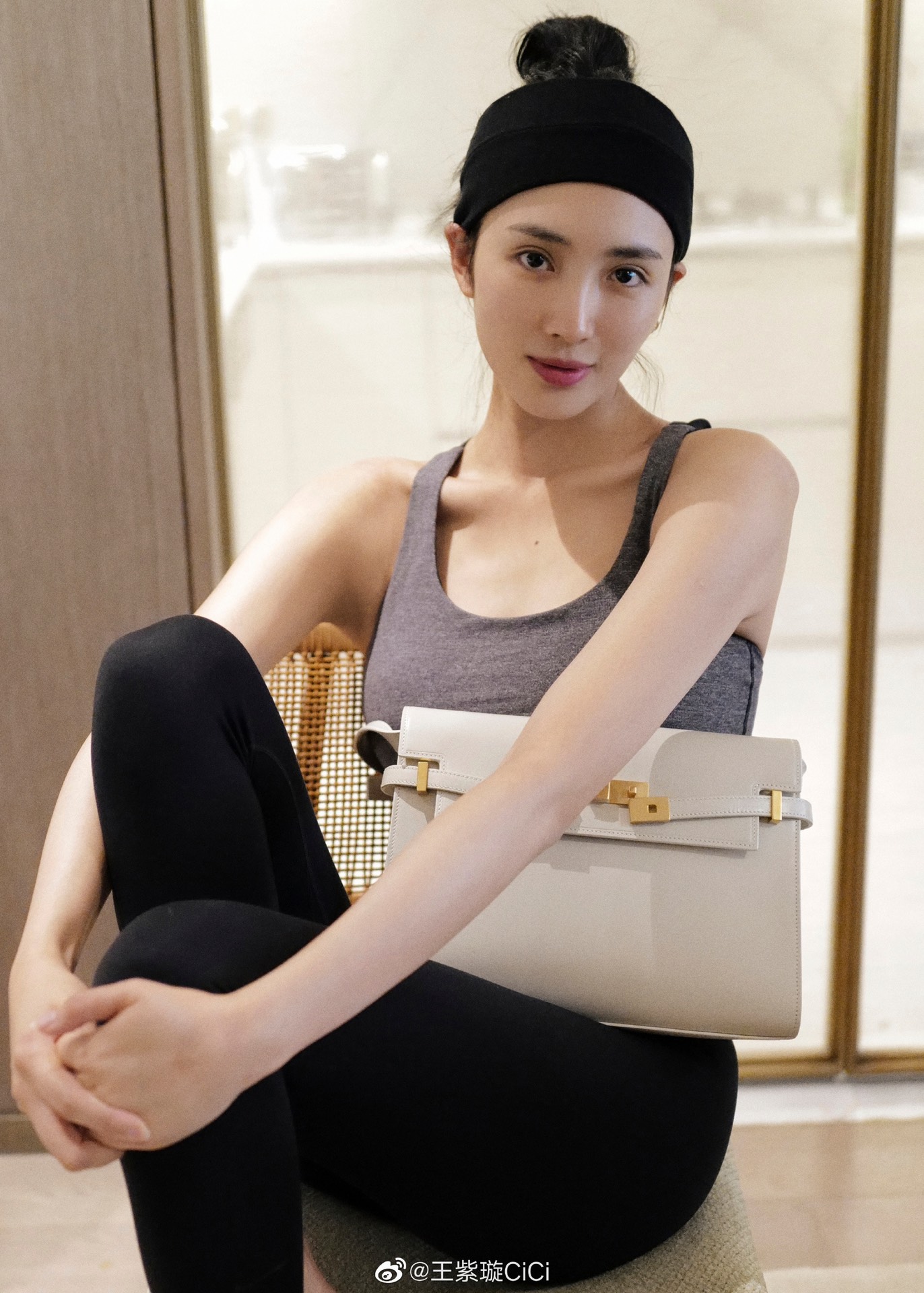 Ysl 𝑴𝒂𝒏𝒉𝒂𝒕𝒕𝒂𝒏 29CM曼哈顿法棍包 579271白色牙签纹金扣