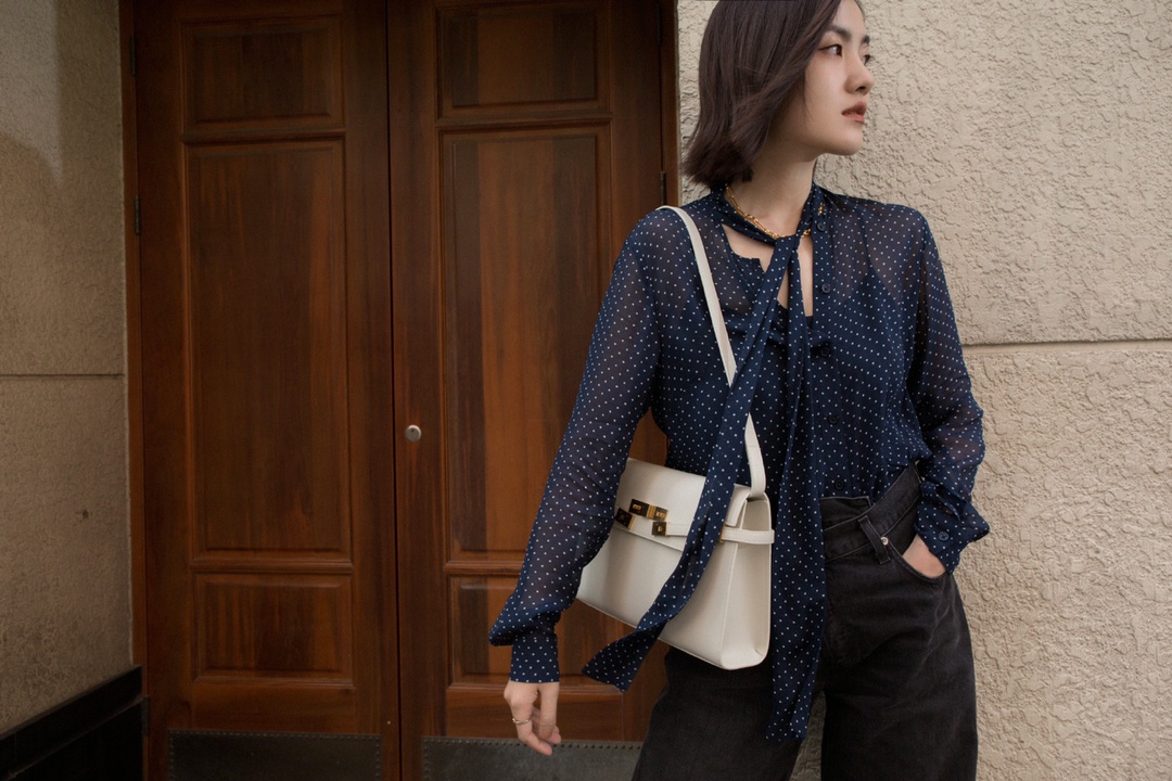 Ysl 𝑴𝒂𝒏𝒉𝒂𝒕𝒕𝒂𝒏 29CM曼哈顿法棍包 579271白色牙签纹金扣