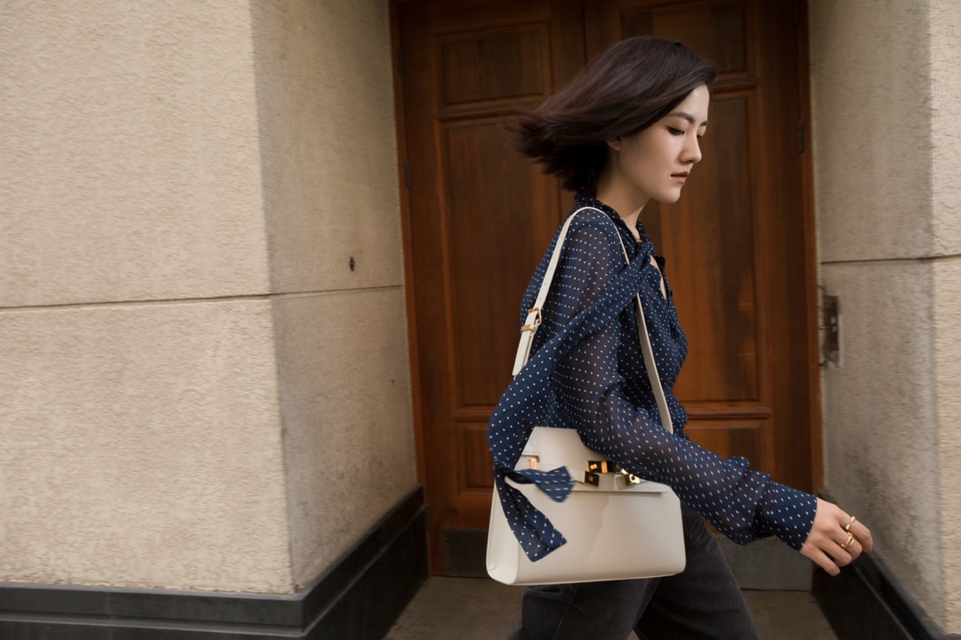 Ysl 𝑴𝒂𝒏𝒉𝒂𝒕𝒕𝒂𝒏 29CM曼哈顿法棍包 579271白色牙签纹金扣