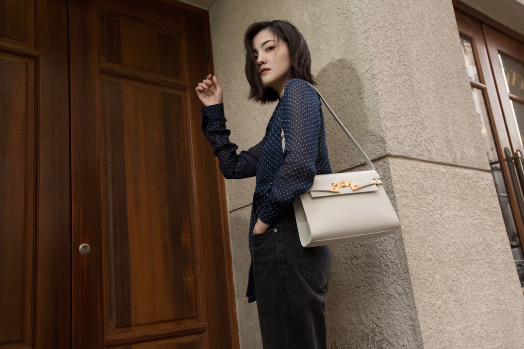 Ysl 𝑴𝒂𝒏𝒉𝒂𝒕𝒕𝒂𝒏 29CM曼哈顿法棍包 579271白色牙签纹金扣