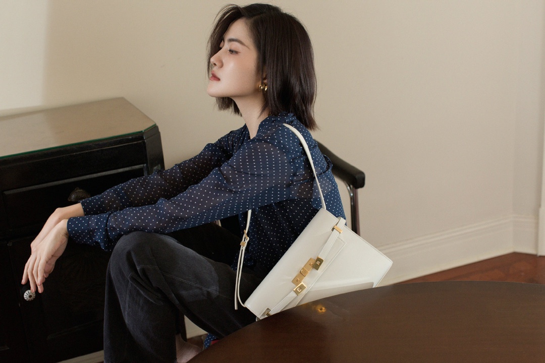 Ysl 𝑴𝒂𝒏𝒉𝒂𝒕𝒕𝒂𝒏 29CM曼哈顿法棍包 579271白色牙签纹金扣