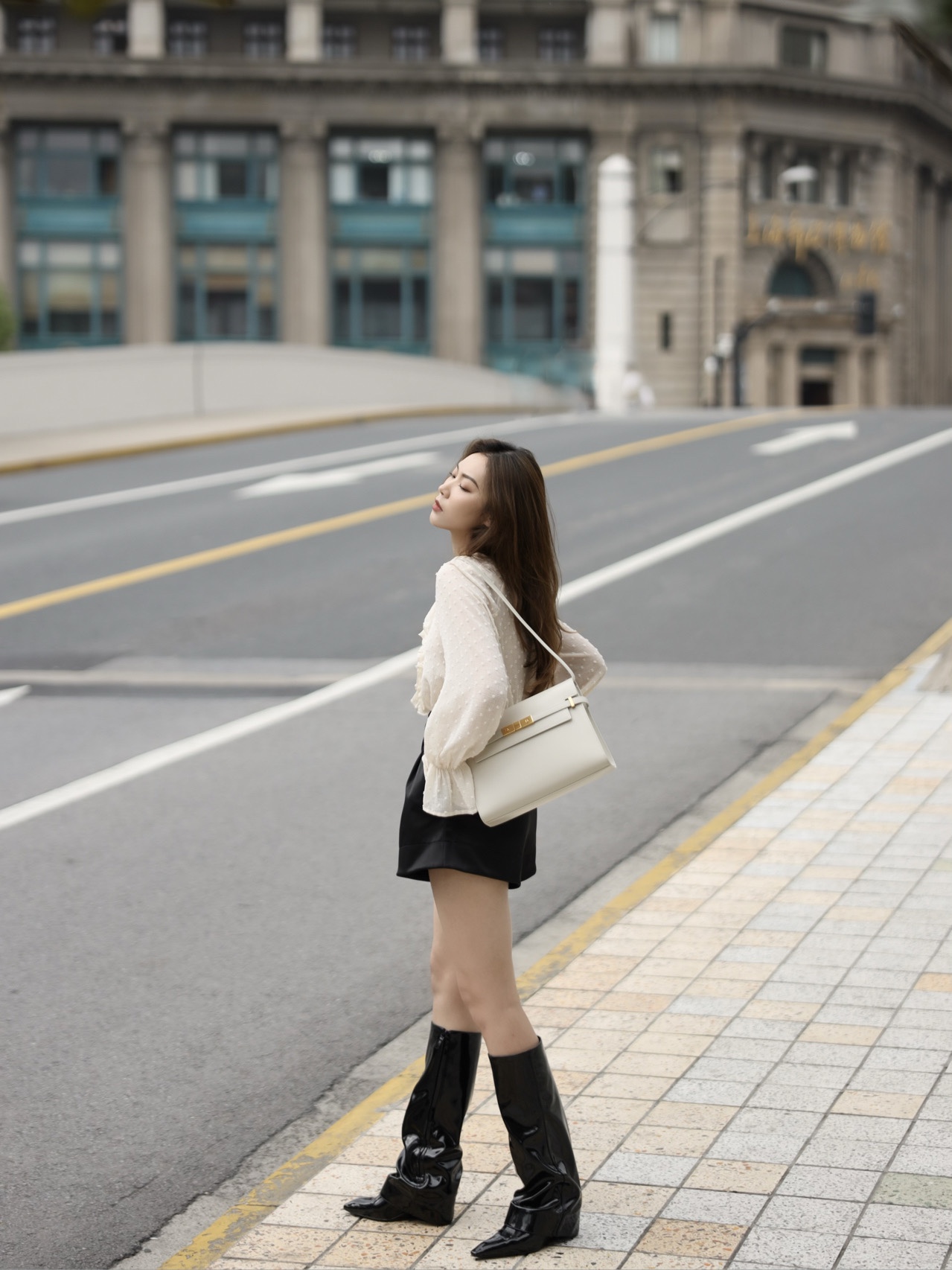 Ysl 𝑴𝒂𝒏𝒉𝒂𝒕𝒕𝒂𝒏 29CM曼哈顿法棍包 579271白色牙签纹金扣