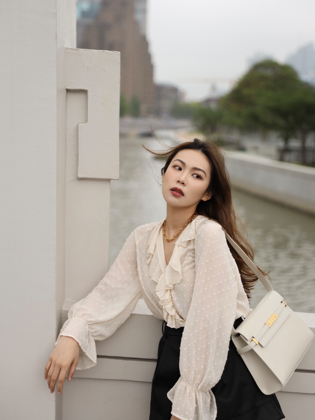 Ysl 𝑴𝒂𝒏𝒉𝒂𝒕𝒕𝒂𝒏 29CM曼哈顿法棍包 579271白色牙签纹金扣