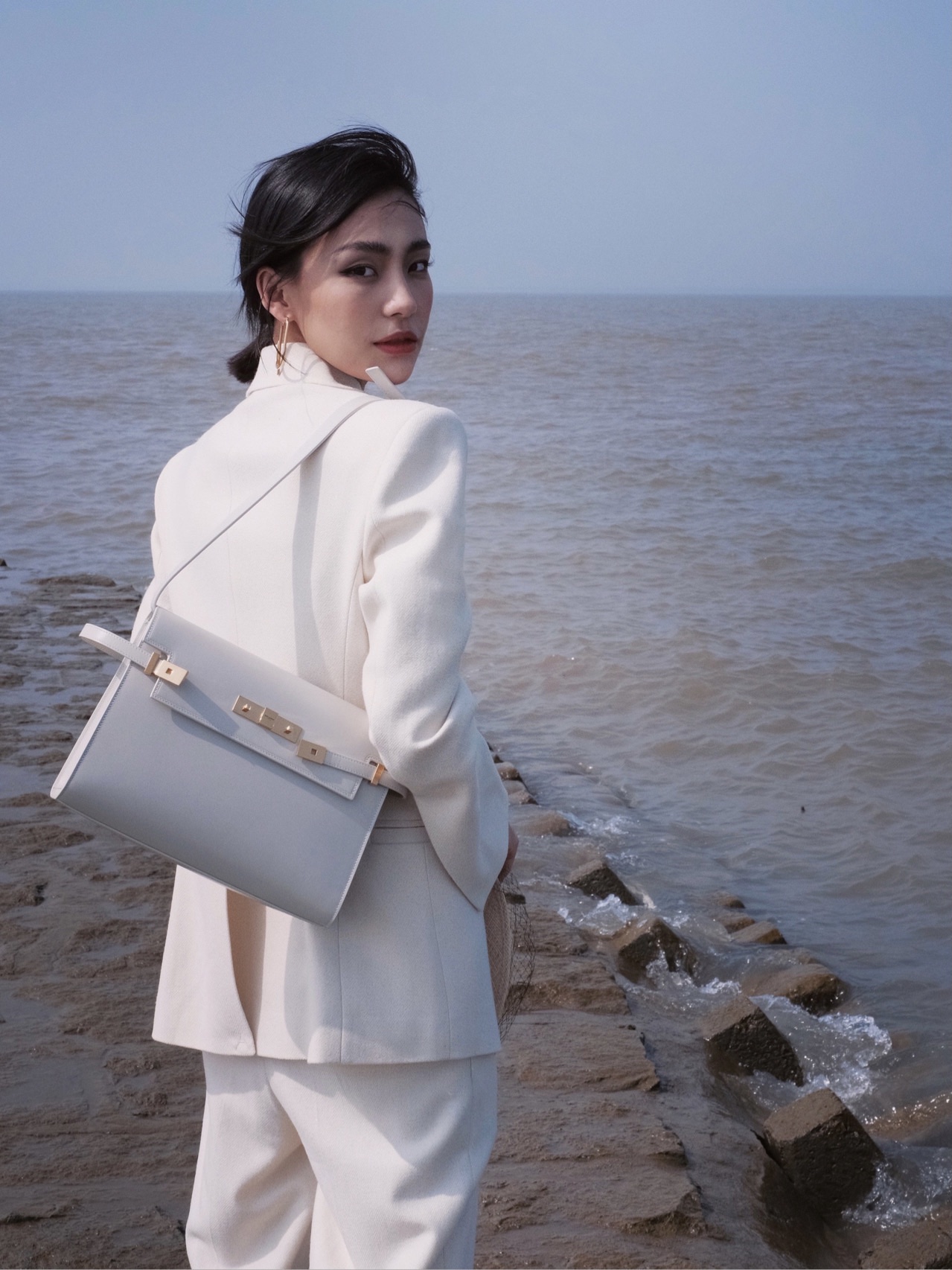 Ysl 𝑴𝒂𝒏𝒉𝒂𝒕𝒕𝒂𝒏 29CM曼哈顿法棍包 579271白色牙签纹金扣