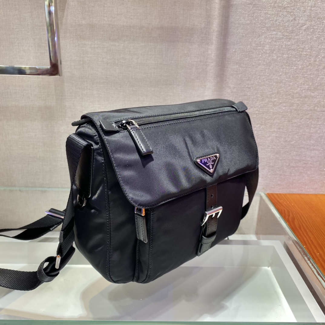 PRADA普拉达进口尼龙材质和Saffiano皮革滚边男士单肩包1BD994