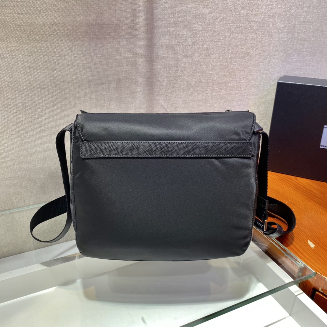 PRADA普拉达进口尼龙材质和Saffiano皮革滚边男士单肩包1BD994