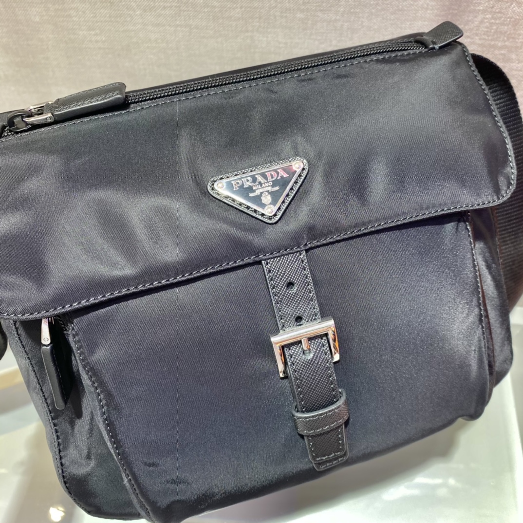 PRADA普拉达进口尼龙材质和Saffiano皮革滚边男士单肩包1BD994