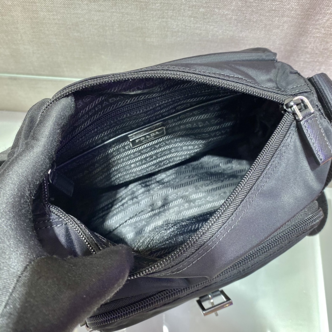 PRADA普拉达进口尼龙材质和Saffiano皮革滚边男士单肩包1BD994