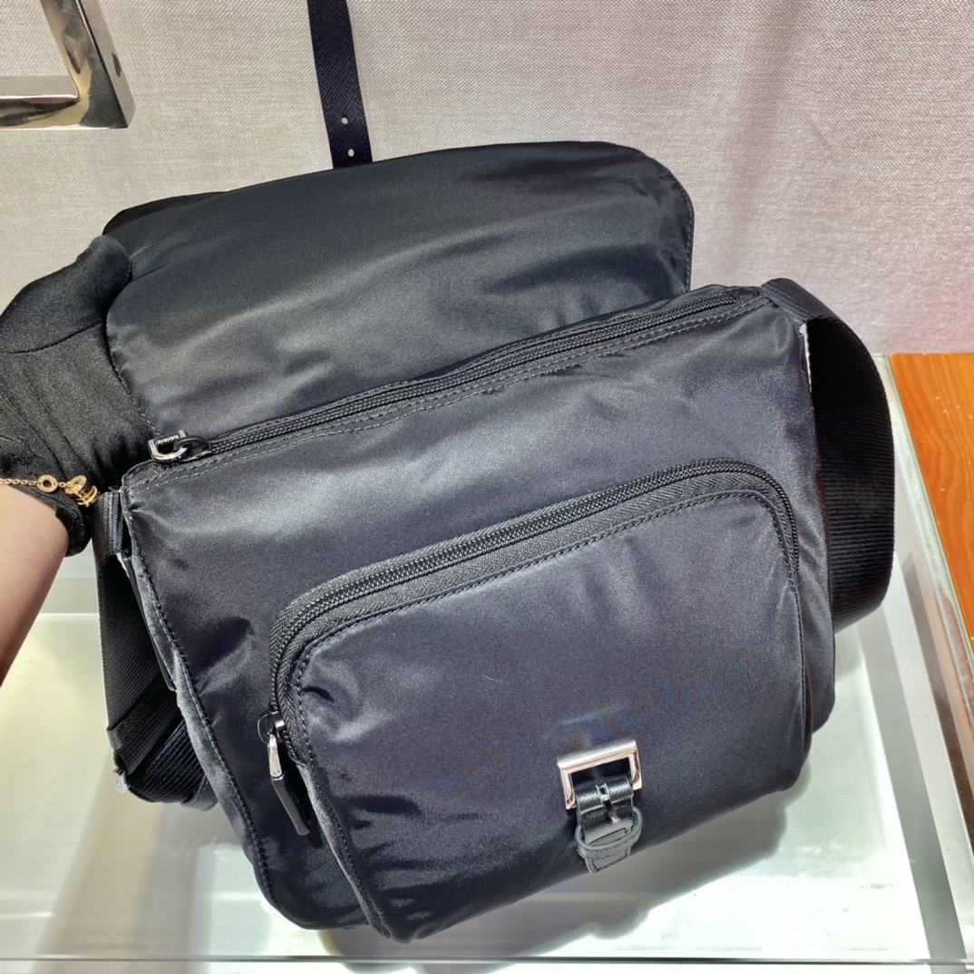 PRADA普拉达进口尼龙材质和Saffiano皮革滚边男士单肩包1BD994