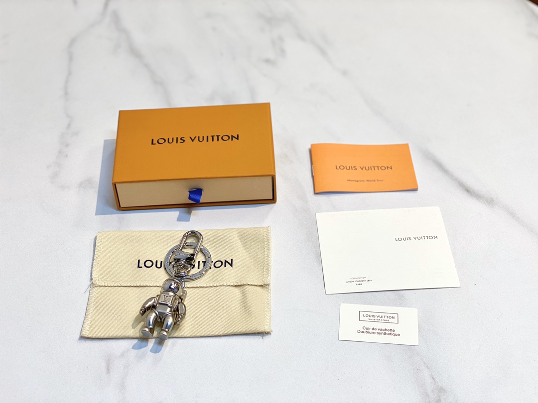 NO:632703,New SACEMAN bag charms and keychains Influenced by the space theme of the 2019 spring and summer pre-show series, this limited edition Saceman keychains and bag charms are decorated with astronaut figures with shiny brushed palladium-plated finishes. They are cleverly engraved with multiple brand logos, including the LV letters on the astronaut's chest. 88160,, louis vuitton, keychain, Cartier high-end jewelry19860909新品 SACEMAN 包饰与钥匙扣 受2019春夏季前预展系列的太空主题的影响,此款限量版Saceman钥匙扣与包饰饰有闪亮拉丝镀钯饰面的宇航员人偶.巧妙地刻有多个品牌标志,包括宇航员胸前的LV字样. 88160,,louis vuitton,keychain,卡迪亚高端饰品,Jewelry