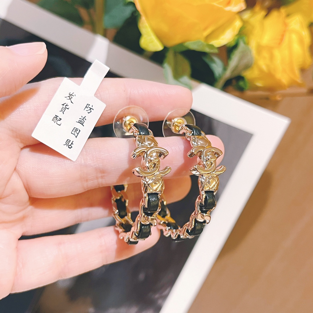 NO:633164,88180 people are looking for it!  Perfect shipment!  Ch@nel diamond bag buckle pierced leather earrings, the upper ears are so beautiful and super fashionable!  Classic rhombus pattern design with covered buckle double C. This series is very grand and worth buying. Selected lambskin leather design is retro and fashionable, super elegant. It is sold at the counter. ZP brass electroplated real gold, high-end light gold, earrings, sheepskin, Cardia high-end jewelry1986090988180好多人在找！完美出货！ Ch@nel 菱格包扣款穿皮耳圈 耳环 上耳简直太好看了 超级时髦！经典菱格纹设计搭配包扣双C这个系列整个都非常大气值得入手,精选小羊皮穿皮设计 复古时髦,超级显气质 专柜在售 一致zp 黄铜电镀真金 高级浅金色,,earrings,sheepskin,卡迪亚高端饰品,Jewelry