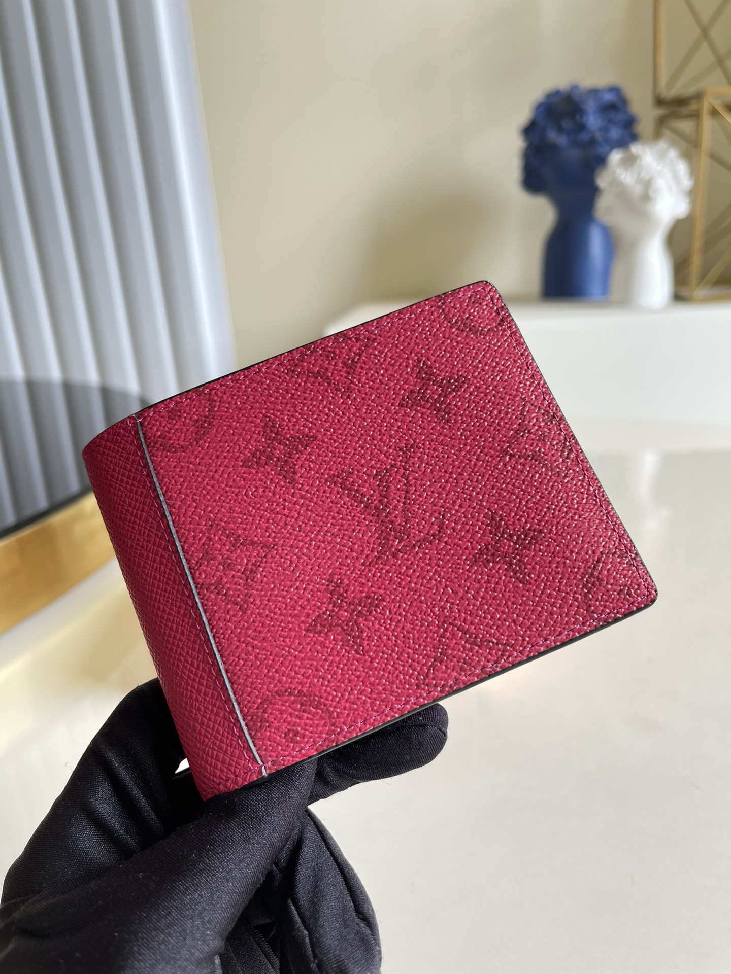 NO:396853,[Exclusive real photo M60895] Cross-patterned rose red men's short clip wallet is made of cool canvas and soft leather inner lining, with practical compartments and card slots to easily store credit cards, banknotes, receipts, etc. The folding and closing design is smaller and exquisite and can be carried with you. Size 11.5 x 9. cm (length x height) v.,LV [original leather],louis vuitton,wallets19860909【独家实拍M60895】十字纹玫红 男士短夹钱包 采用炫酷帆布搭配柔软皮革內里,内有实用隔层和卡槽可轻松收纳信用卡、纸钞、收据等.折叠开合设计更小巧玲珑可随身携带.尺寸11.5 x 9. cm (长度 x 高度) v.,LV【原厂皮】,louis vuitton,wallets,Bag