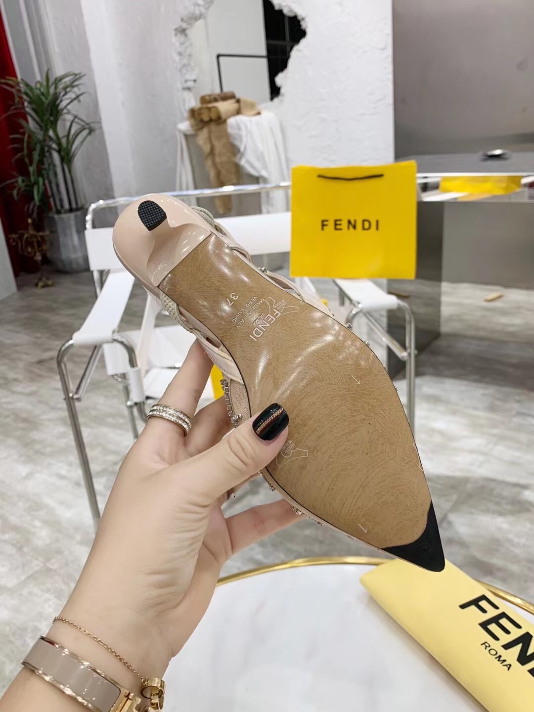 “2021 FEND High-Heavy Sandals: Elegant, Hand-Made, Cozy Sheepskin, Recommended Purchase” - 图片 8