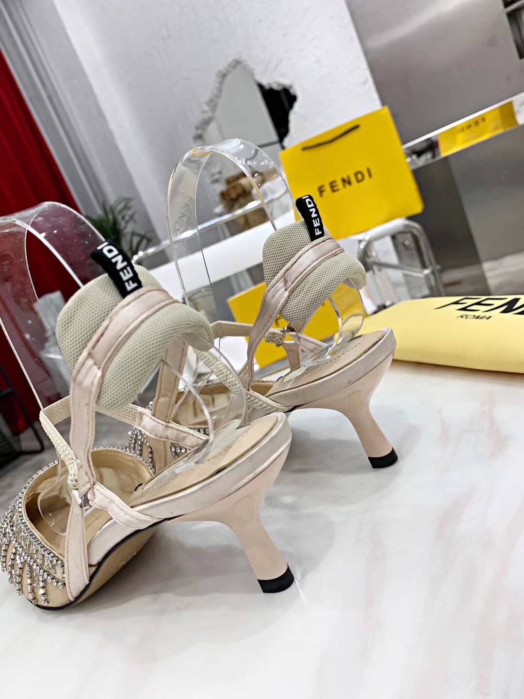 “2021 FEND High-Heavy Sandals: Elegant, Hand-Made, Cozy Sheepskin, Recommended Purchase” - 图片 3