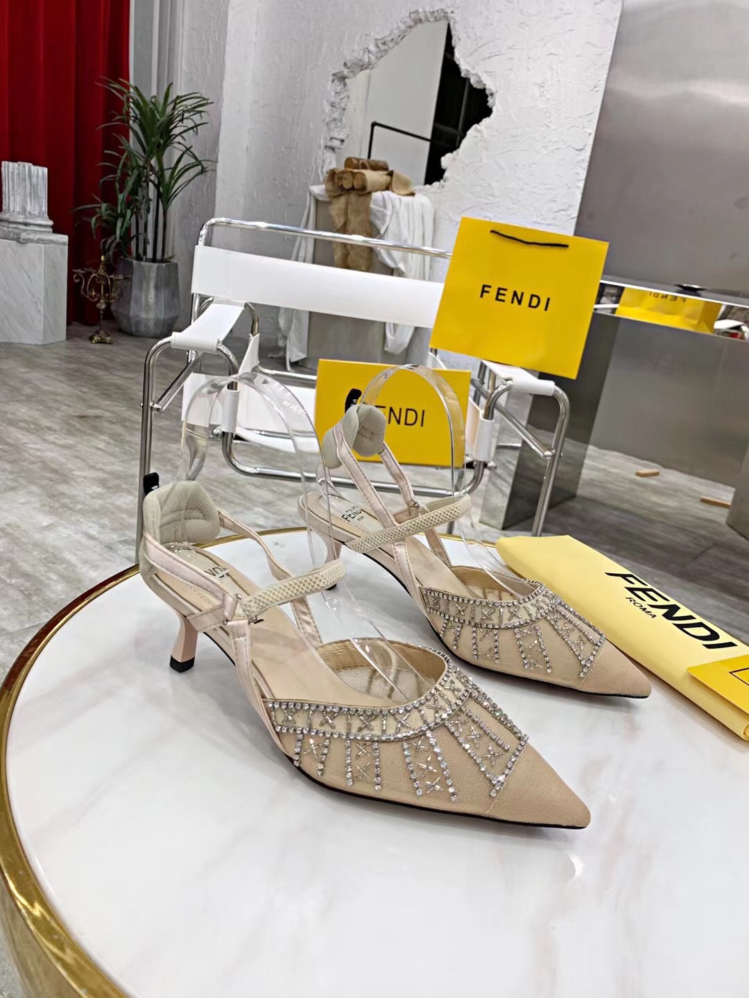 “2021 FEND High-Heavy Sandals: Elegant, Hand-Made, Cozy Sheepskin, Recommended Purchase” - 图片 1