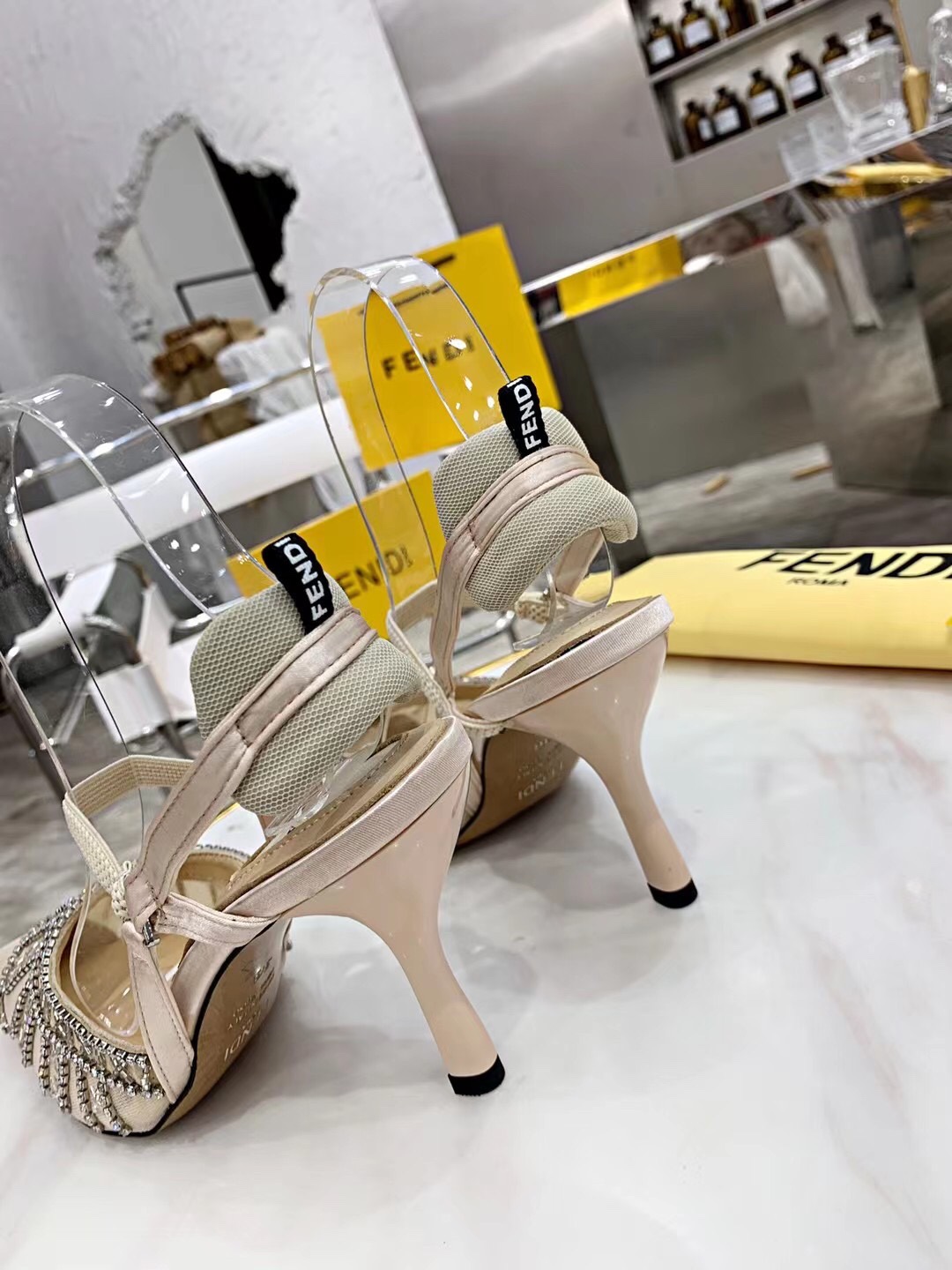 2021 FEND’s New High-Heavy Sandals: Elegant, Hand-Made with Premium Materials - 图片 5