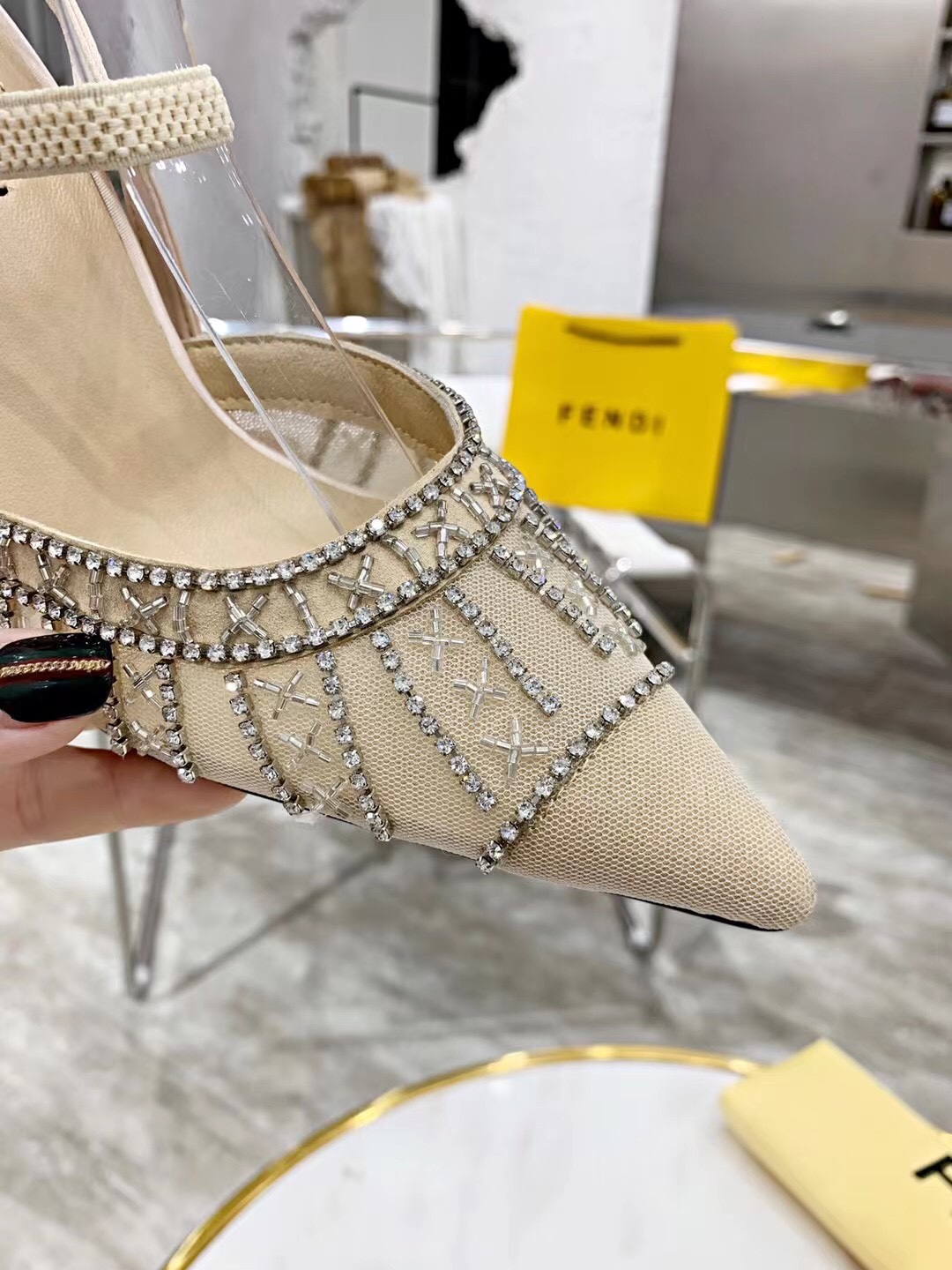 2021 FEND’s New High-Heavy Sandals: Elegant, Hand-Made with Premium Materials - 图片 7