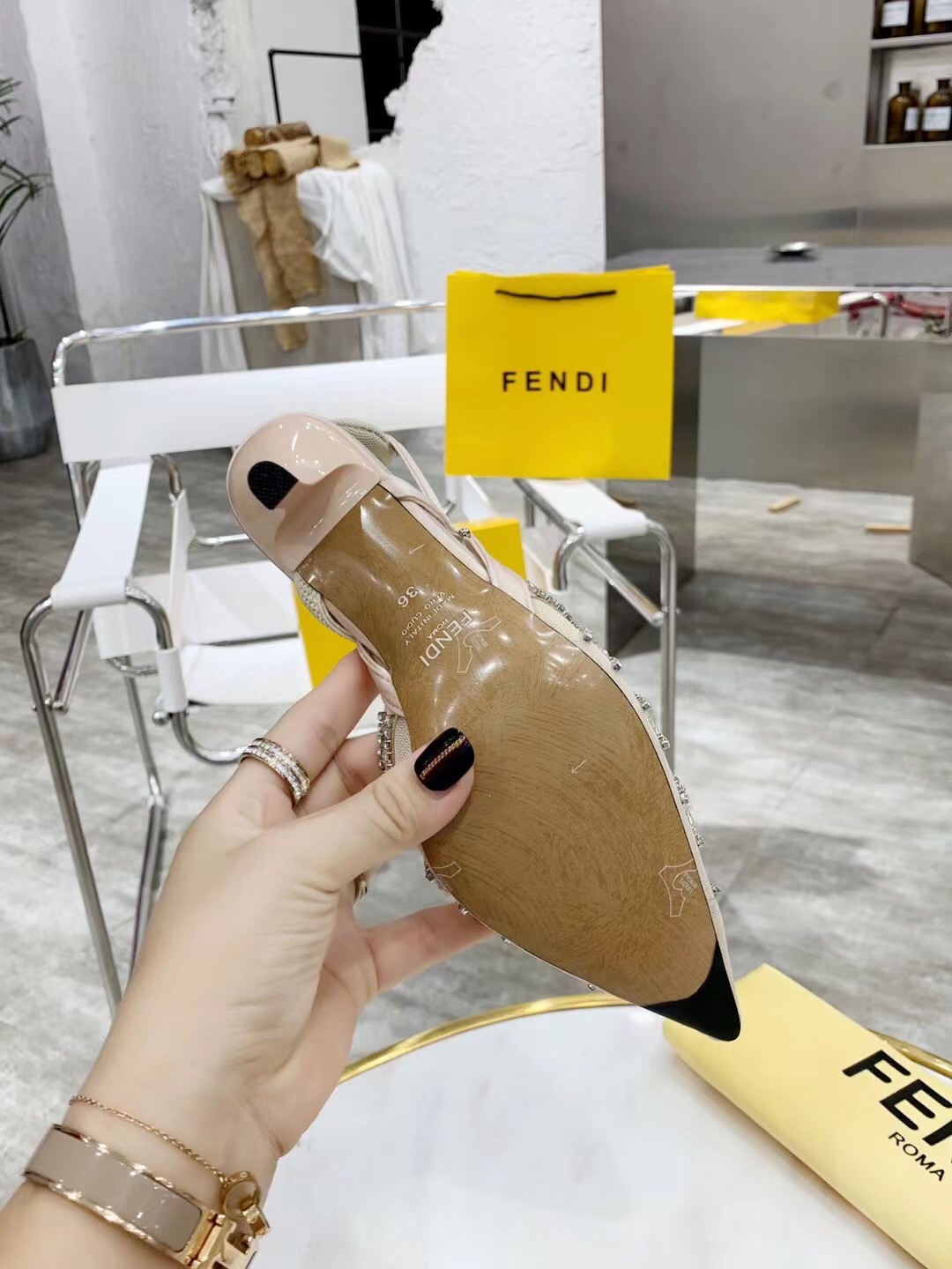 2021 FEND’s New High-Heavy Sandals: Elegant, Hand-Made with Premium Materials - 图片 8