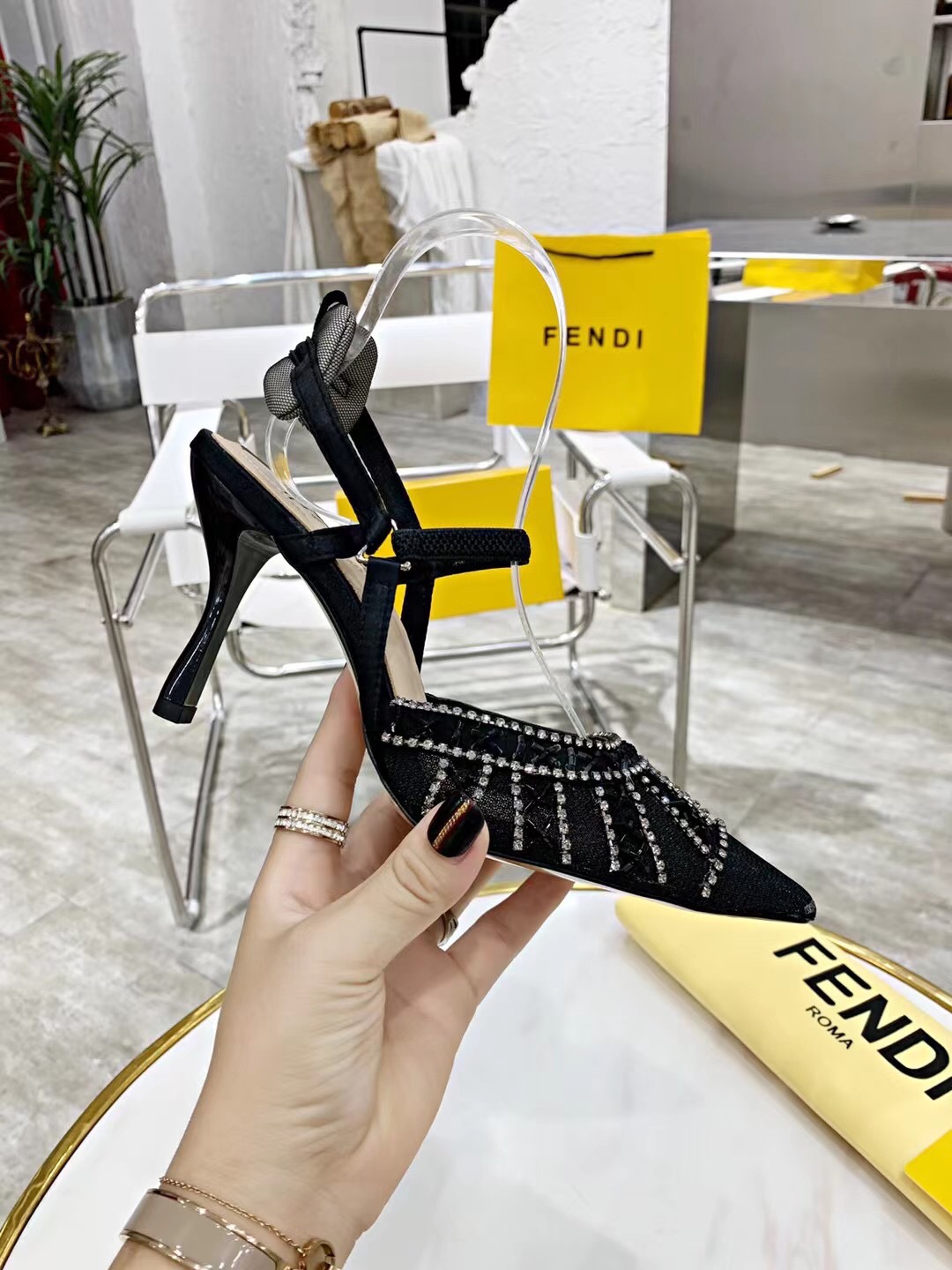 “2021 FEND High-Heavy Sandals: Elegant, Hand-Made, Cozy Sheepskin Fabrics” - 图片 5