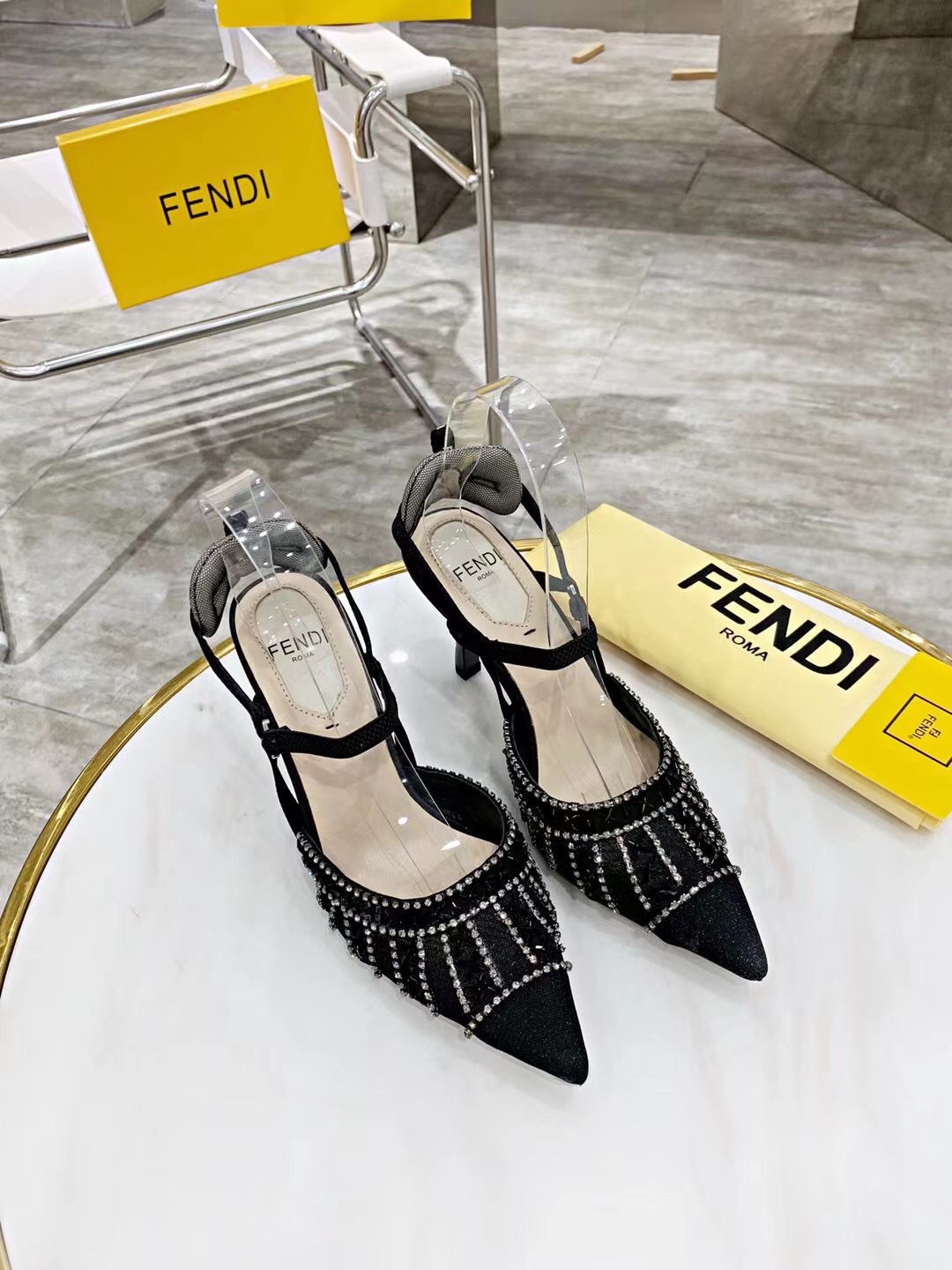 “2021 FEND High-Heavy Sandals: Elegant, Hand-Made, Cozy Sheepskin Fabrics” - 图片 6