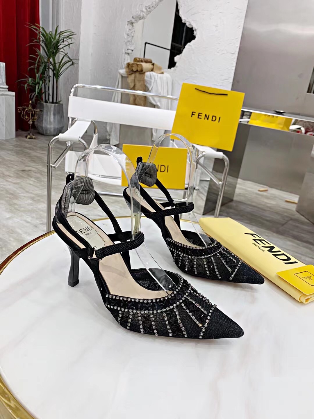 “2021 FEND High-Heavy Sandals: Elegant, Hand-Made, Cozy Sheepskin Fabrics” - 图片 4