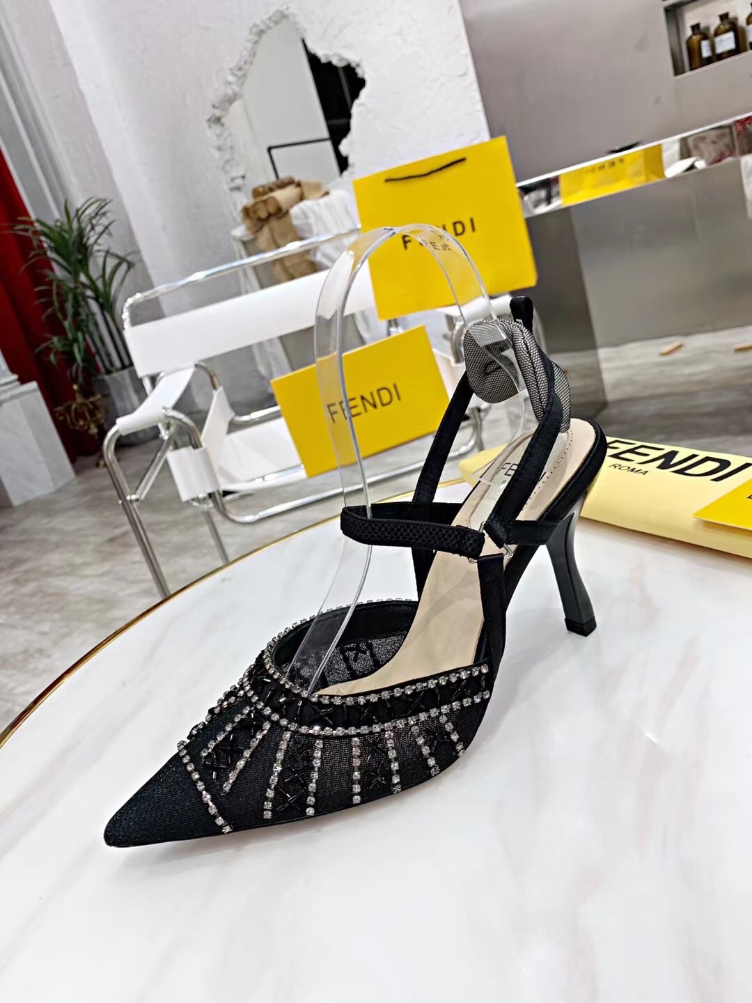 “2021 FEND High-Heavy Sandals: Elegant, Hand-Made, Cozy Sheepskin Fabrics” - 图片 2