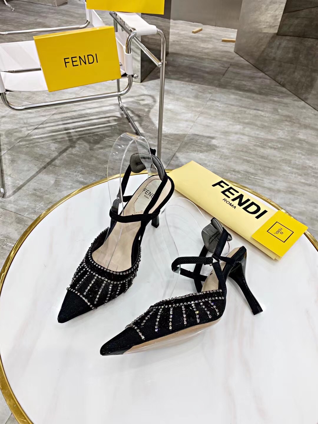 “2021 FEND High-Heavy Sandals: Elegant, Hand-Made, Cozy Sheepskin Fabrics” - 图片 7