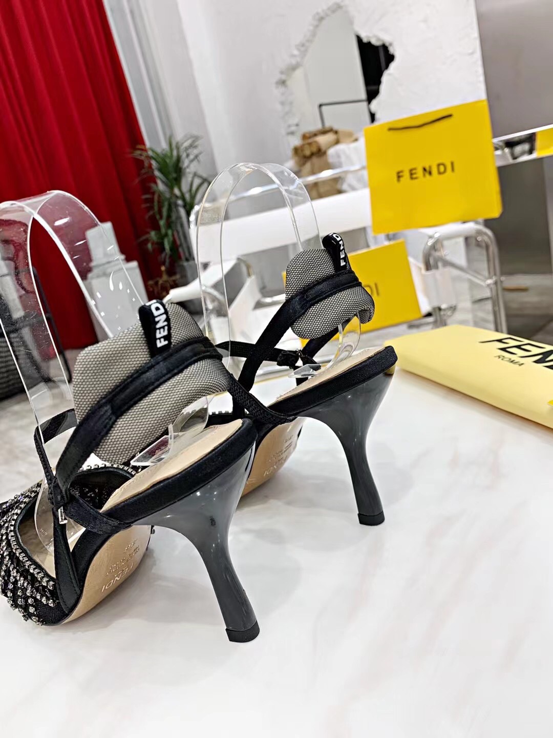 “2021 FEND High-Heavy Sandals: Elegant, Hand-Made, Cozy Sheepskin Fabrics” - 图片 3