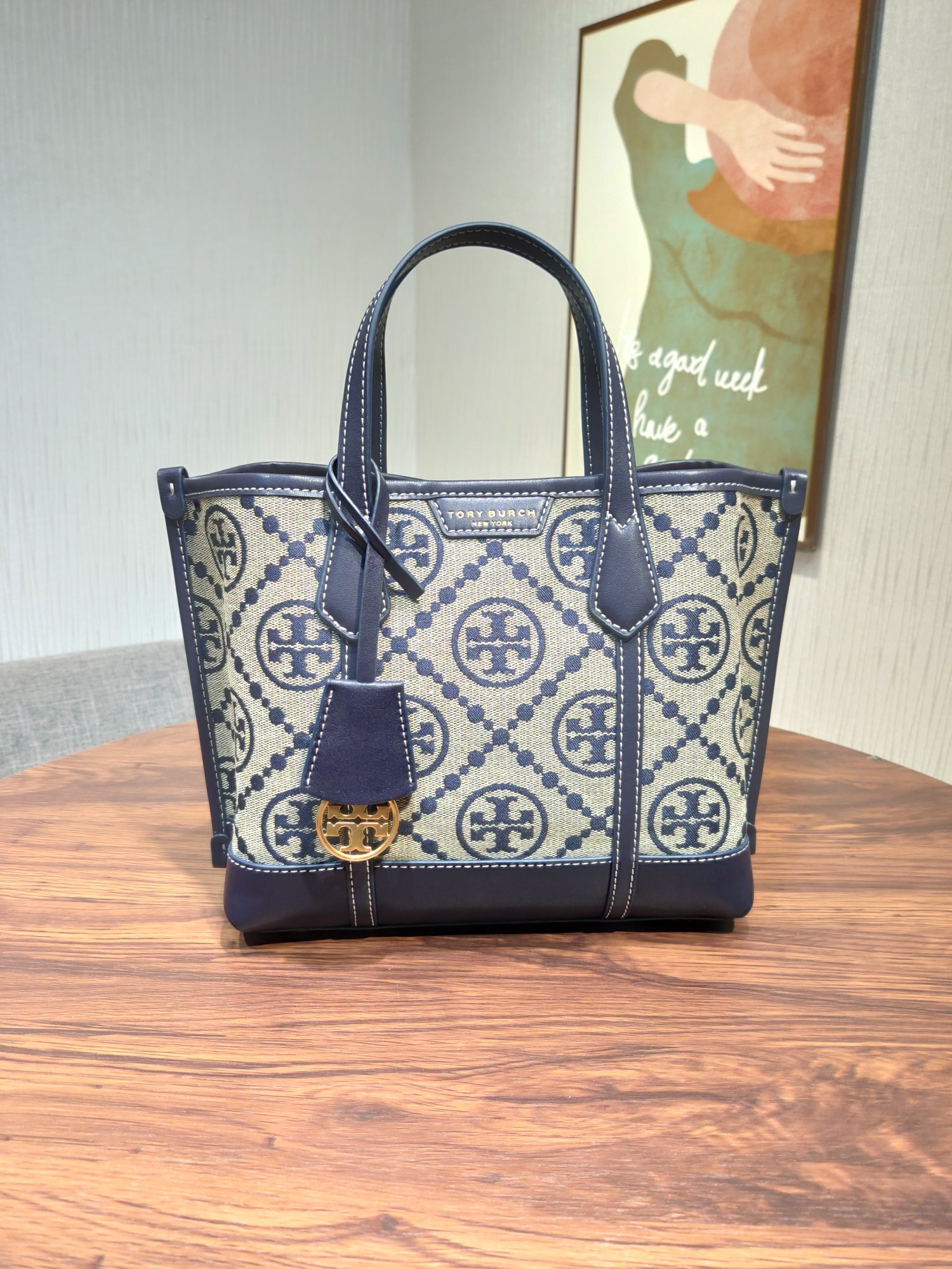 Tory Burch ～331 新款TORY BURCH 汤丽柏琦 PERRY MONOGRAM 小号提花托特包 采用柔软人造绒面革内衬