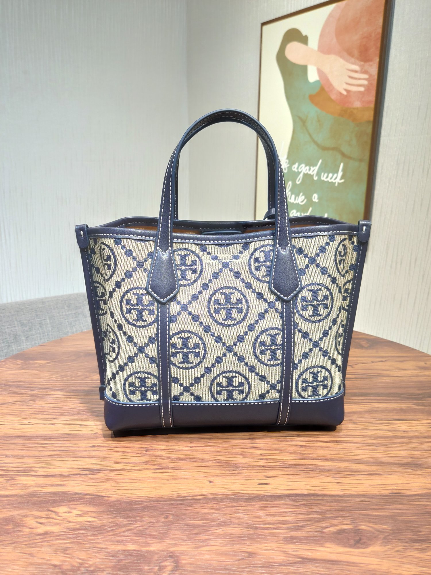 Tory Burch ～331 新款TORY BURCH 汤丽柏琦 PERRY MONOGRAM 小号提花托特包 采用柔软人造绒面革内衬