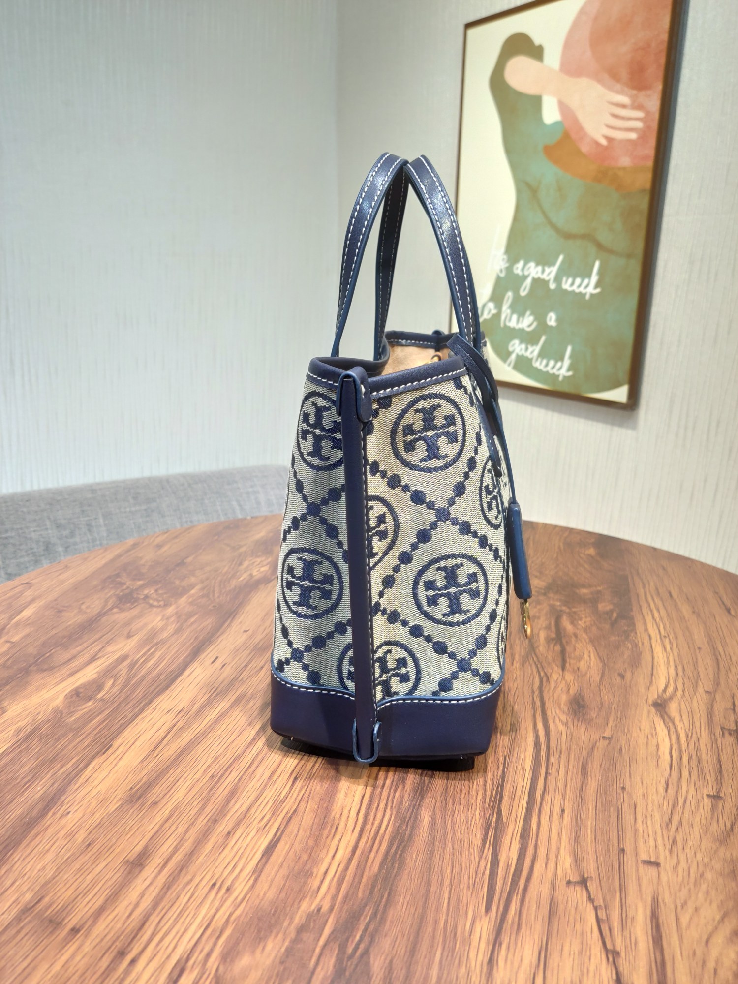 Tory Burch ～331 新款TORY BURCH 汤丽柏琦 PERRY MONOGRAM 小号提花托特包 采用柔软人造绒面革内衬