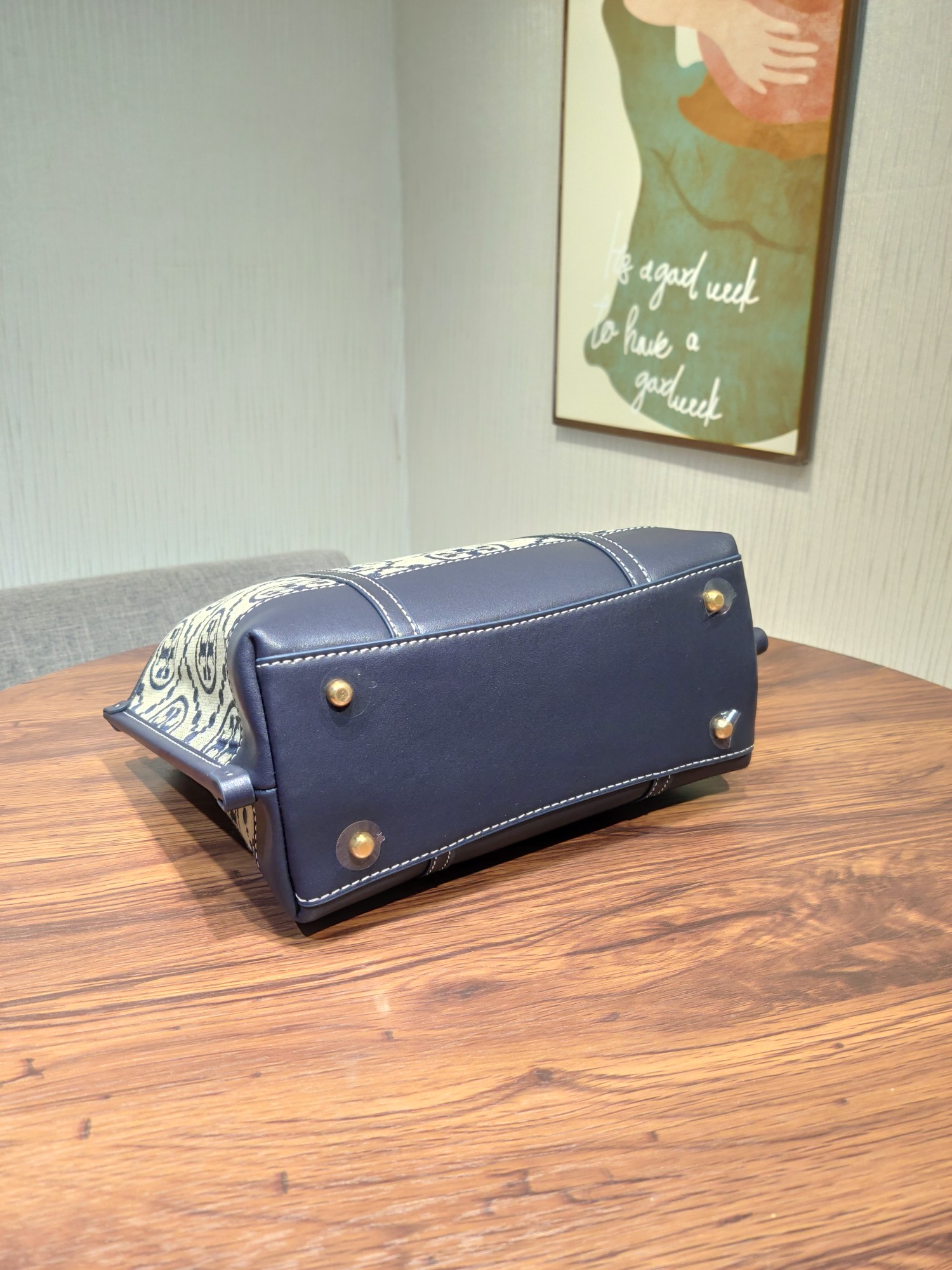 Tory Burch ～331 新款TORY BURCH 汤丽柏琦 PERRY MONOGRAM 小号提花托特包 采用柔软人造绒面革内衬