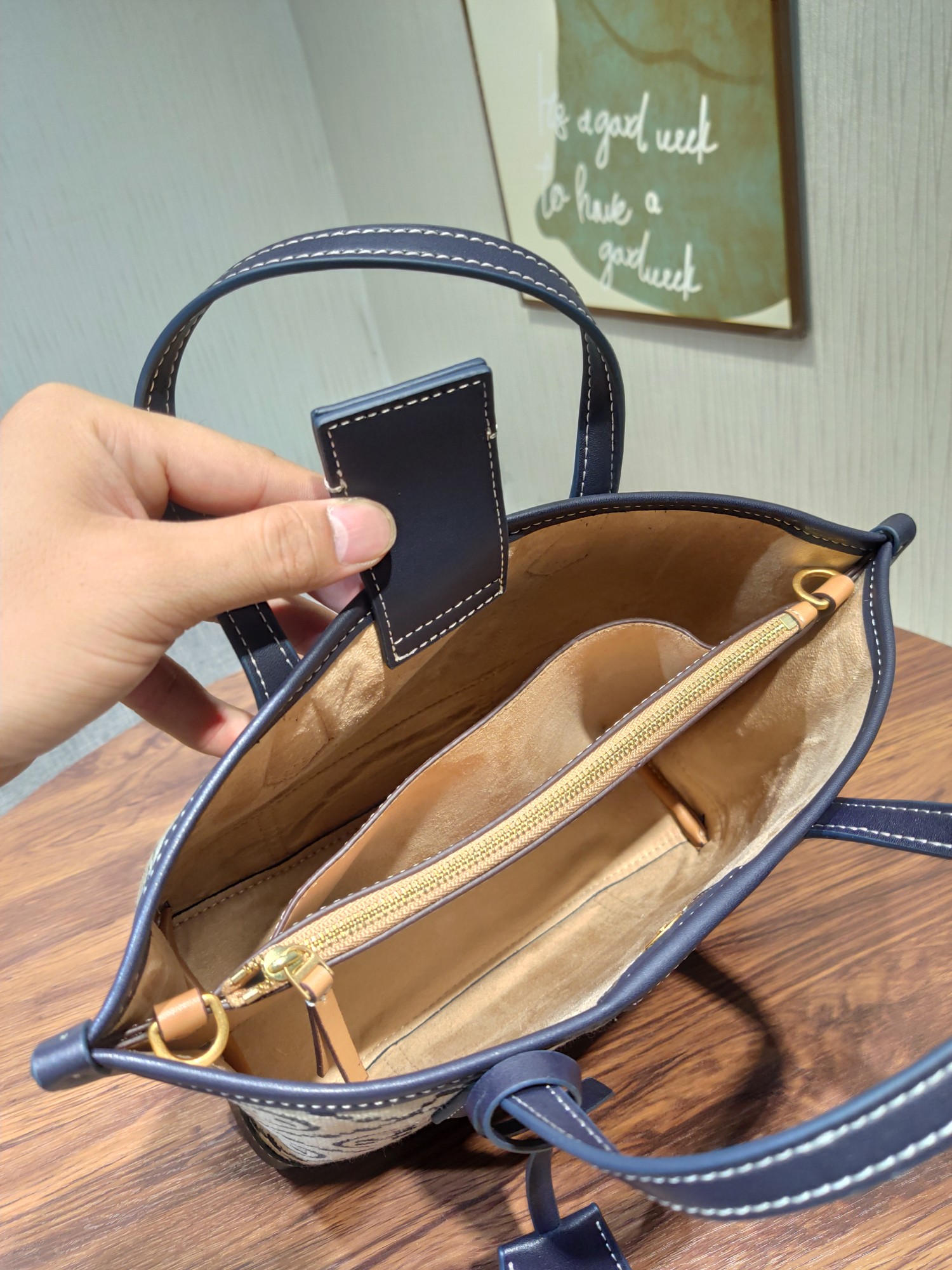 Tory Burch ～331 新款TORY BURCH 汤丽柏琦 PERRY MONOGRAM 小号提花托特包 采用柔软人造绒面革内衬