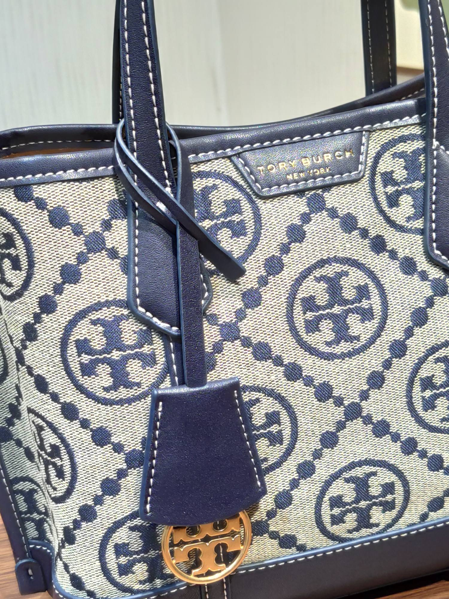 Tory Burch ～331 新款TORY BURCH 汤丽柏琦 PERRY MONOGRAM 小号提花托特包 采用柔软人造绒面革内衬