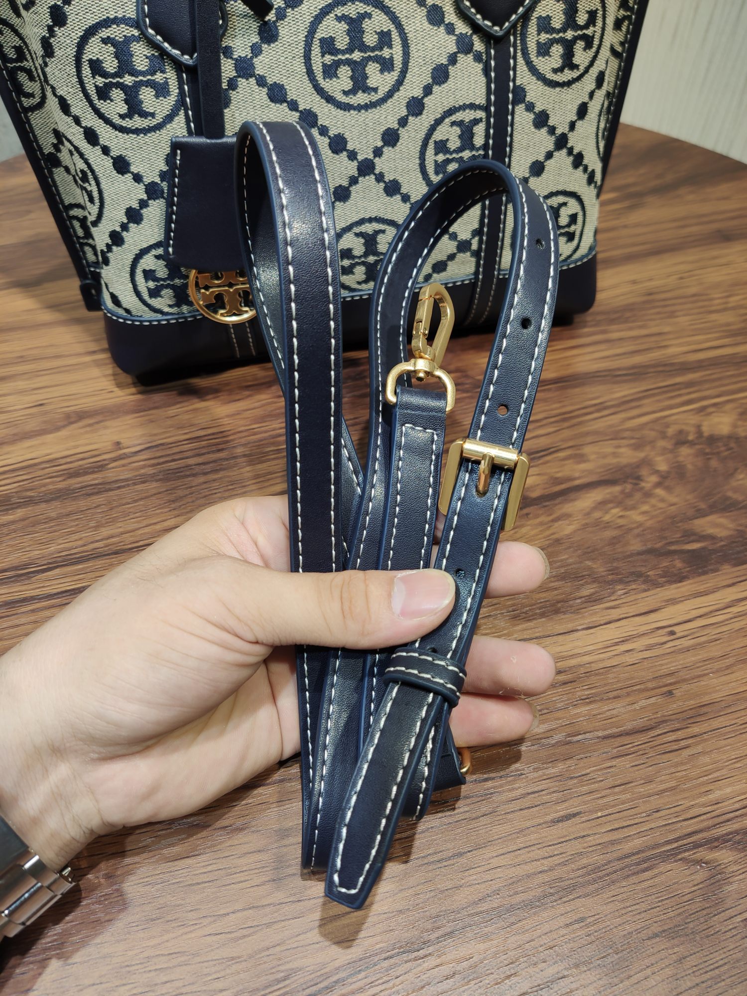 Tory Burch ～331 新款TORY BURCH 汤丽柏琦 PERRY MONOGRAM 小号提花托特包 采用柔软人造绒面革内衬