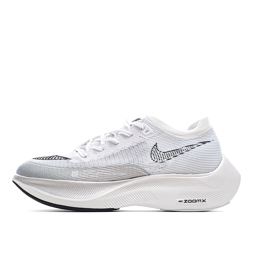 G0 Nike ZoomX Vaporfly NEXT% 最强跑鞋这款新一代最强跑鞋在鞋面和鞋底都进行了全方位升级。鞋面使用了全新 Vaporweave 科技，这种类似蝉翼的材质相比 Flyknit 更加轻薄透气，更重要的是避免了鞋面吸收汗水和雨水，中底方面，除了延续全掌铲型碳板，中底 ZoomX 泡棉增容 15% 之多，形态上与 Vaporfly Elite 更为相似，但重量并没有增加