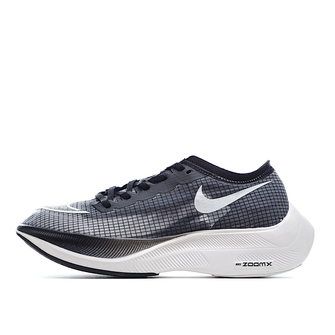 G0 Nike ZoomX Vaporfly NEXT% 最强跑鞋这款新一代最强跑鞋在鞋面和鞋底都进行了全方位升级。鞋面使用了全新 Vaporweave 科技，这种类似蝉翼的材质相比 Flyknit 更加轻薄透气，更重要的是避免了鞋面吸收汗水和雨水，中底方面，除了延续全掌铲型碳板，中底 ZoomX 泡棉增容 15% 之多，形态上与 Vaporfly Elite 更为相似，但重量并没有增加