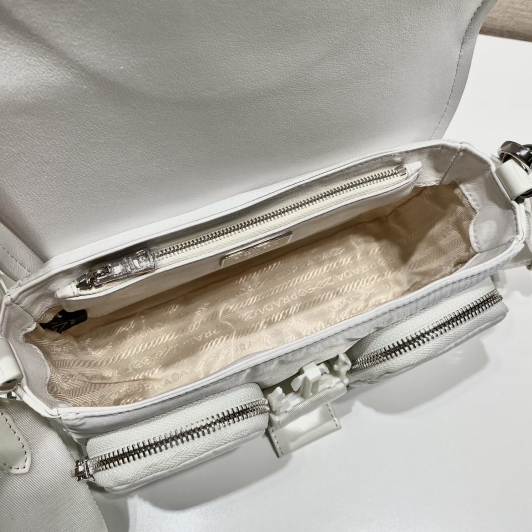 PRADA普拉达尼龙和亮面皮革单肩包1BD295