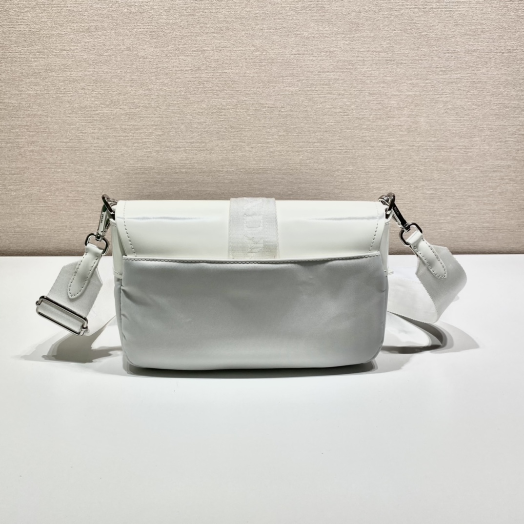 PRADA普拉达尼龙和亮面皮革单肩包1BD295