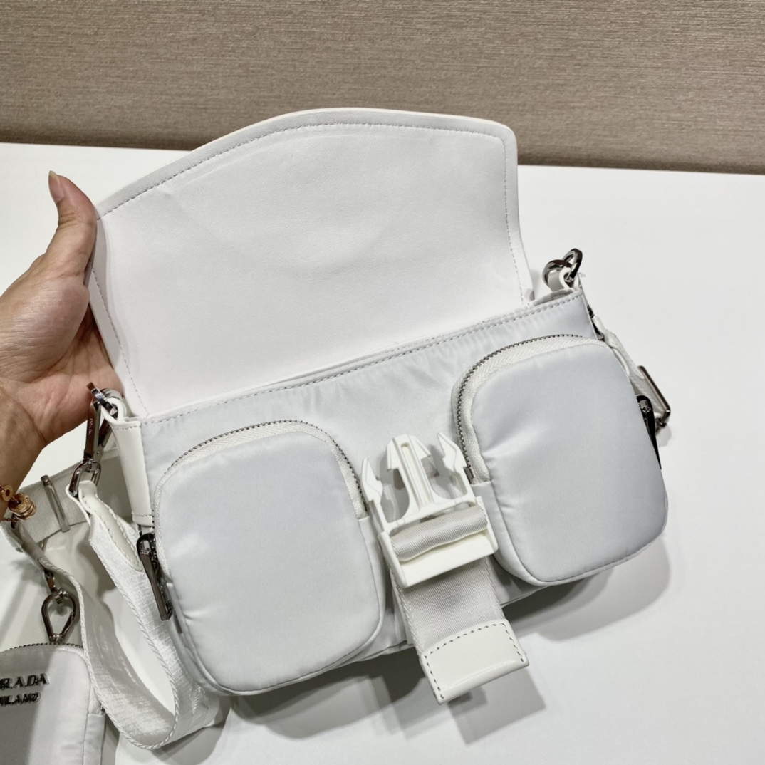 PRADA普拉达尼龙和亮面皮革单肩包1BD295