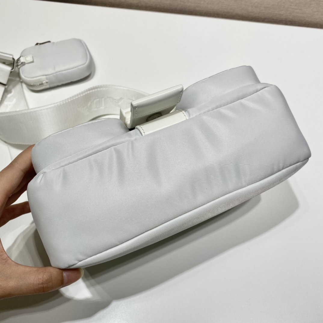 PRADA普拉达尼龙和亮面皮革单肩包1BD295