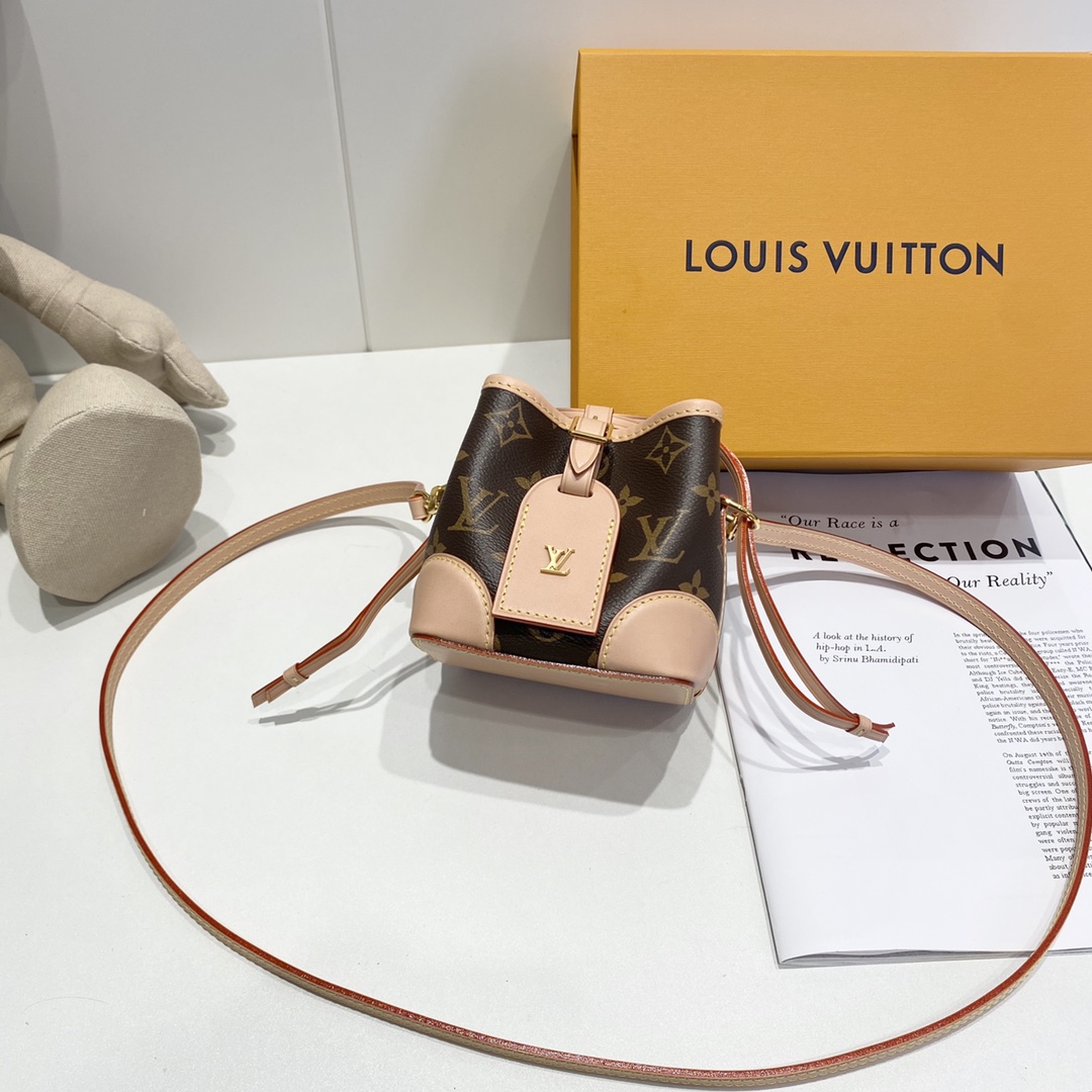 NO:178377,M57099 NO URSE handbag Noé urse handbag debuts in autumn and winter fashion show, reshaping the classic Noé handbag in a pocket configuration. Detailed features 11.5 x 12 x 11.5 cm (length x height x width) Monogram coated canvas Natural cowhide Microfiber lining Metal parts Drawstrings Opening and closing Inner compartment Luggage tags Strap is removable and non-adjustable Strap half length 57.0 cm, cowhide19860909M57099 NO URSE 手袋 Noé urse 手袋亮相于 秋冬时装秀,以袖珍构型重塑经典 Noé 手袋. 详细特征 11.5 x 12 x 11.5 厘米 (长度 x 高 x 宽) Monogram 涂层帆布 天然牛皮饰边 超细纤维内衬 金属件 抽绳开合 内隔层 行李牌 肩带可拆卸,不可调节 包带半长57.0 厘米,,cowhide,Bag