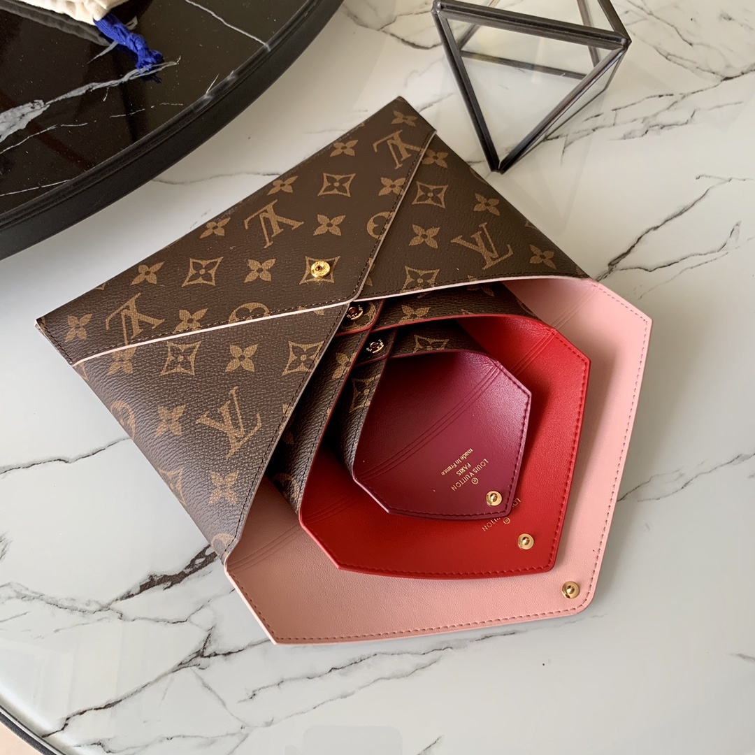 M62034此款PochetteKirigami3合1手袋由3个独立小包组成可如俄罗斯套娃般相互收纳大包