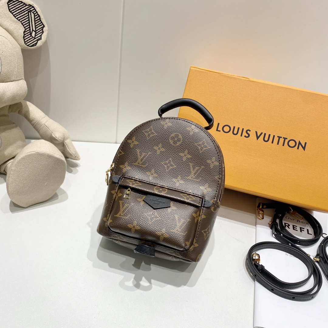 NO:178369,M44873 ALM SRINGS Mini Backpack SD66120036 Nicolas Ghesquière gives this backpack a style change, turning a plain daily necessities into a stylish and charming urban bag. This mini backpack made of soft Monogram canvas is petite and cute, with a multi-purpose strap for convenient cross-side. Detailed features 17 x 22 x 10 cm (length x height x width) Monogram coated canvas Soft calfskin trim A pair of adjustable shoulder straps Nylon lining The outer side of the bag is zipped front pocket Handle single handle, backpacks, cowhide19860909M44873 ALM SRINGS 迷你双肩包 SD66120036 Nicolas Ghesquière 赋予此款背包风格变化,将一件朴素的日用品变为一款时髦而迷人的都市包袋.此款由柔软的 Monogram 帆布制成的迷你背包娇小可爱,拥有多用背带,方便斜背. 详细特征 17 x 22 x 10 厘米 (长度 x 高 x 宽) Monogram 涂层帆布材质 柔软的小牛皮饰边 一对可调节肩带 锦纶内衬 包外侧配有拉链前袋 手柄单手柄,,backpacks,cowhide,Bag