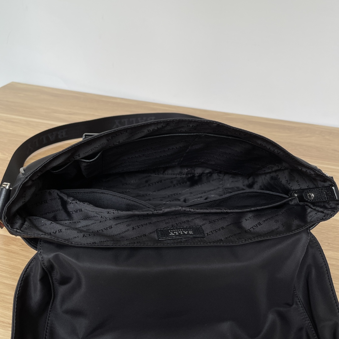 Bally Fabro Black Nylon Messenger Bag with Stripe Detail - Stylish & Durable 10 i1621509661 6133 8