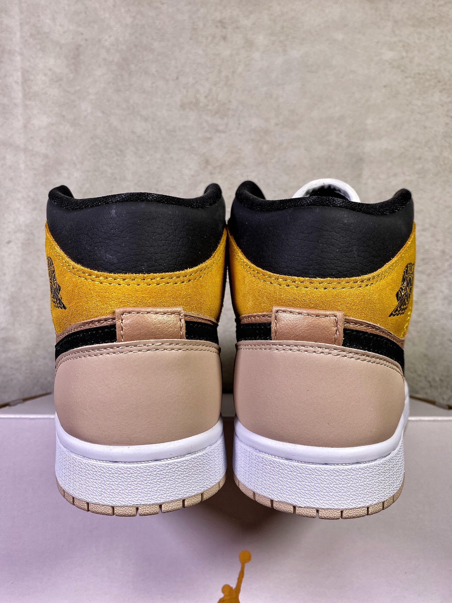 重磅特价过验版AJ1Mid中帮市面最